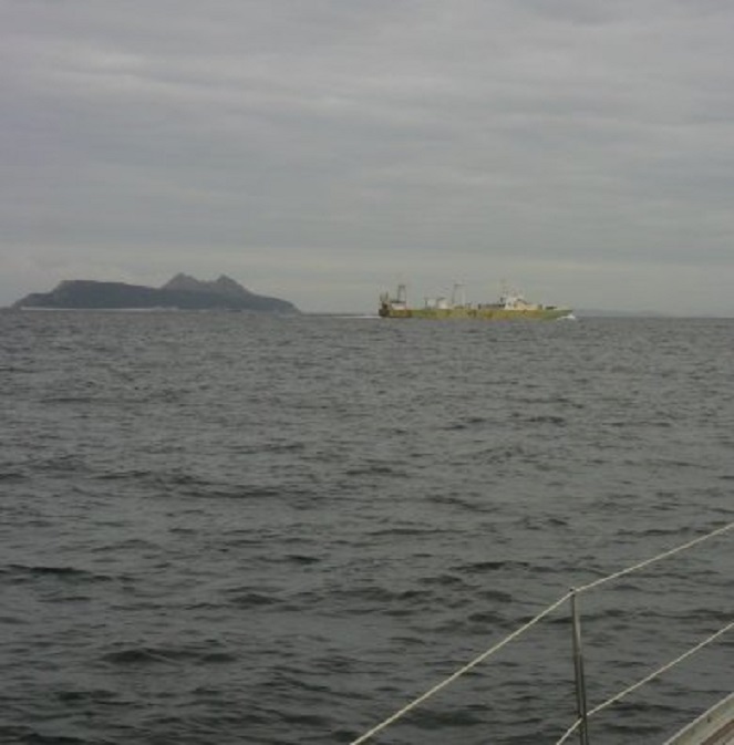Tussen ons en Islas Cies passeert een lang visserschip