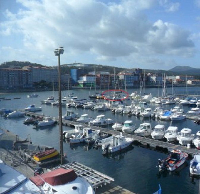 De kleine marina van Santa Uxia de Riveira. In de rode cirkel de Tartaan (l) en Dulce