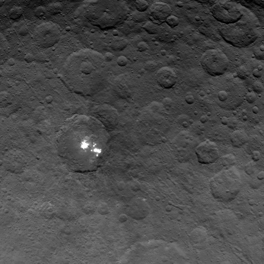 De witte vlekken op de dwergplaneet Ceres. Foto 16 mei, vanaf 7200 kilometer genomen door de ruimtesonde Dawn.