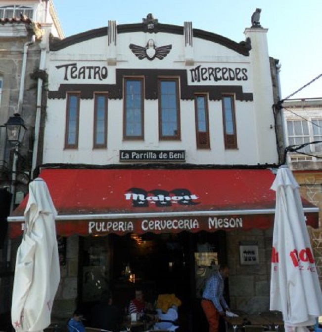 Muros. Het voormalig Theater Mercedes is nu een cafeetje