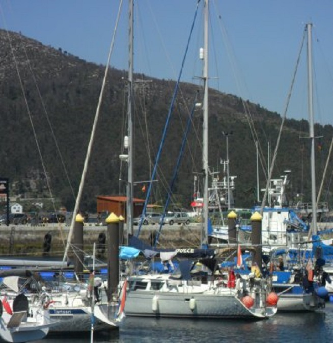 Dulce in Muros (de bimini zat er nog niet op) Links de Tartaan