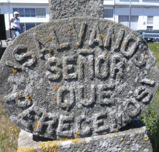 Tekst op een oud kruis aan de Baai van Muros: Salva nos, señor, que perecemos! - Red ons, Heer, want wij vergaan! Regel uit Mattheüs 8:25