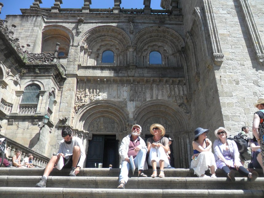 Santiago de Compostella. Op de trap voor de kathedraal. Boven de ingang staan alle apostelen op een rij.