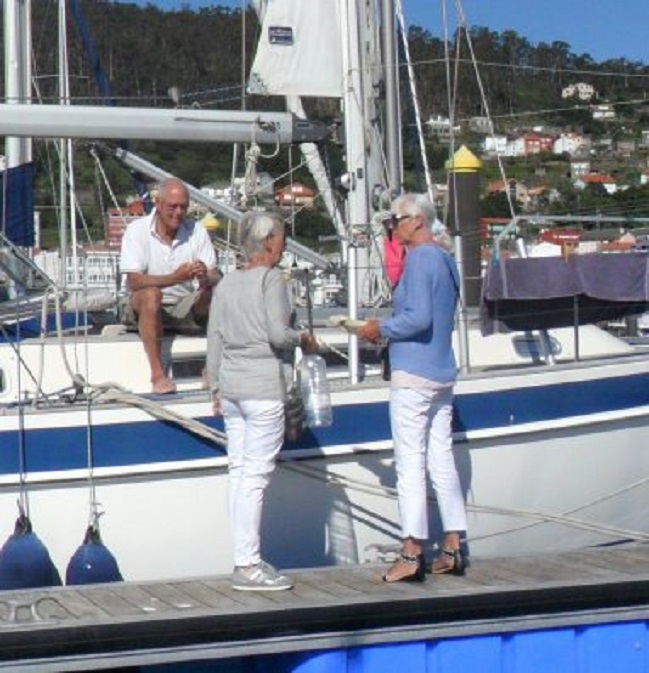 Muros. Onderonsje bij de Tartaan. Vlnr. Piet, Ineke en Ans