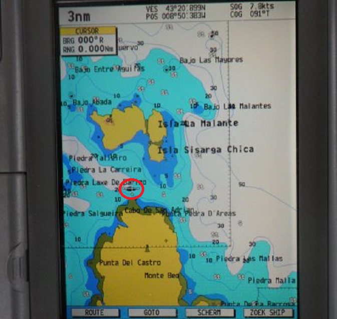 Met bijna acht knopen (rechtsboven) spoelt de stroom ons tussen Cabo de San Adrían en de Sisargas eilanden door. De projectie van Dulce middenlinks onder het woord 'Barizo'.