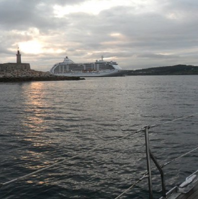 Vanmorgen bij de uitvaart van La Coruña moeten we wachten op een cruiseschip dat binnenloopt