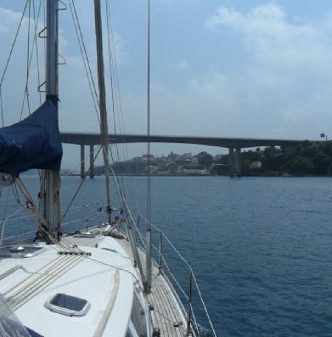 Over de invaart bij Ribadeo ligt een 32 meter hoge verkeersbrug.