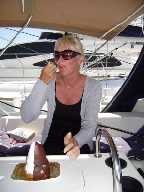 Eet ze gewoon achter mekaar op, zo´n enorm grote negerzoen