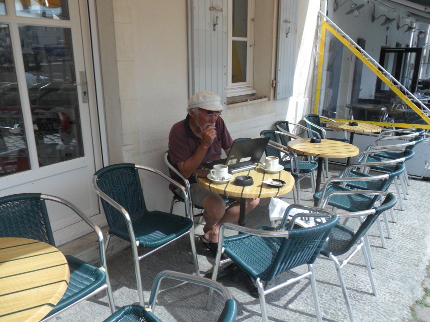 Op een terras met WiFi lees ik de uitspraak over Jansen Steur