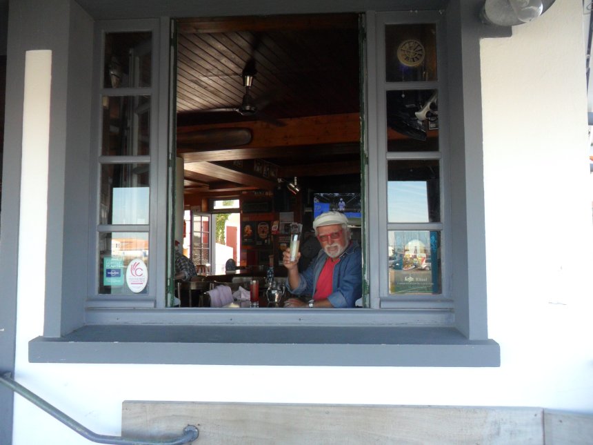 Île d'Yeux. Pastis in een traditionele kroeg die doet denken aan Engeland.