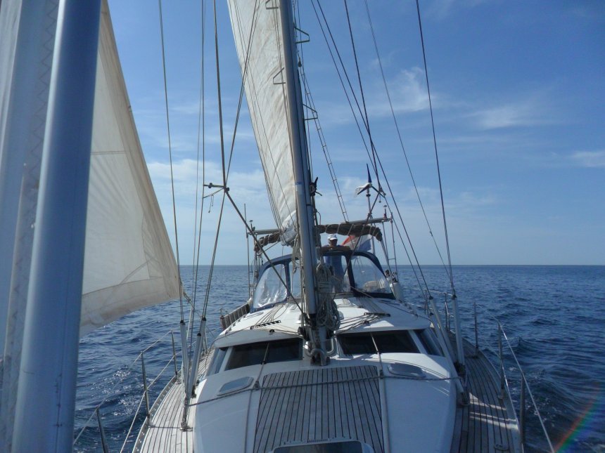 Dulce onder zeil over de monding van de Loire