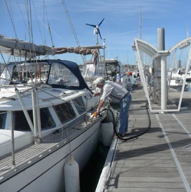 Tanken aan de bunkersteiger van de marina van Crouesty