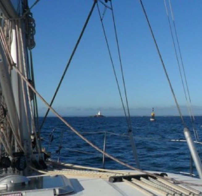 De zuidkardinaal en verderop de vuurtoren La Teignouse bij het schiereiland van Quiberon