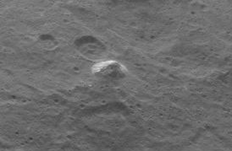 Uitvergroting van de foto van de eenzame, pyramidevormige berg die ruimtesonde Dawn op 6 juni jl. van dwergplaneet Ceres maakte.