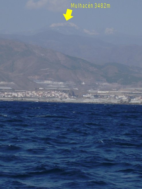 De besneeuwde top van de Mulhacén, met zijn 3482 meter de hoogste top van de Sierra Nevada, gezien vanuit zee.