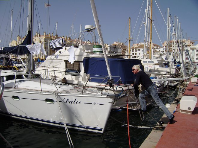 Haven van Almérimar, Ans bestijgt alsof het de gewoonste zaak van de wereld is, in één vloeiende beweging het neustrapje