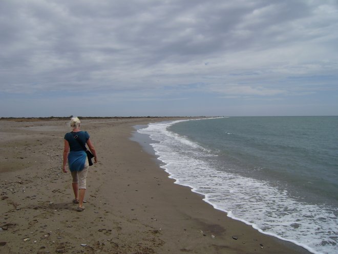 Het strand van Las Entinas, oostelijk van de haven van Almirimar. Links hiervan een beschermd natuurgebied zonder flamingo´s en mét stekende muggen