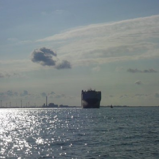 Oversteek van de Westerschelde. Het zeeschip gaat achter ons langs