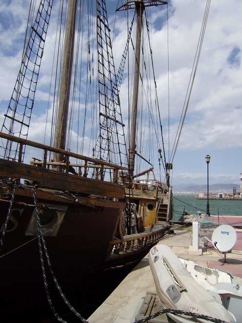 Er ligt onder andere een sterk verwaarloosd galjoen onder Poolse vlag in de jachthaven van Almerimar