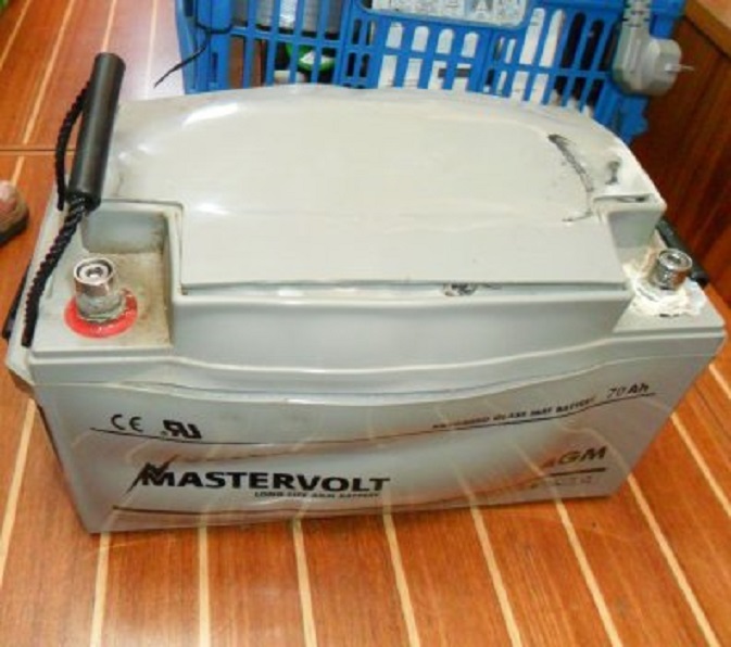 De opgeblazen accu van de generator.