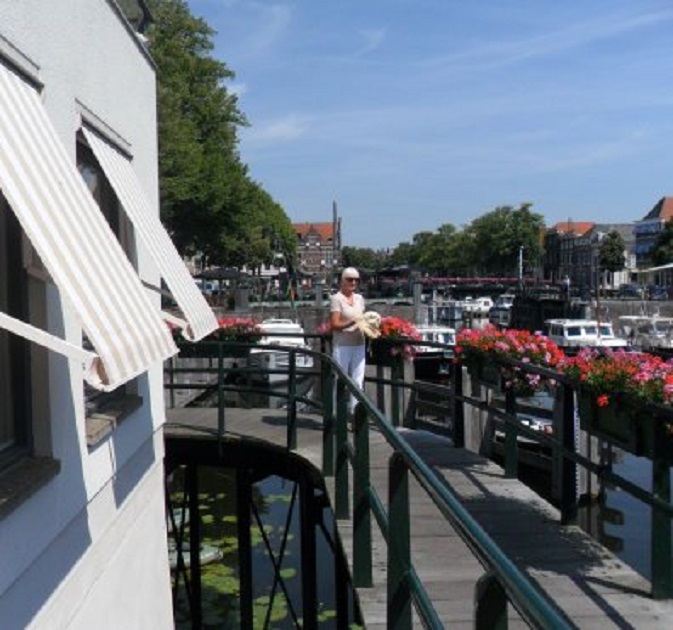 Ans op de loopbrug voor ons appartement aan de Lingehaven