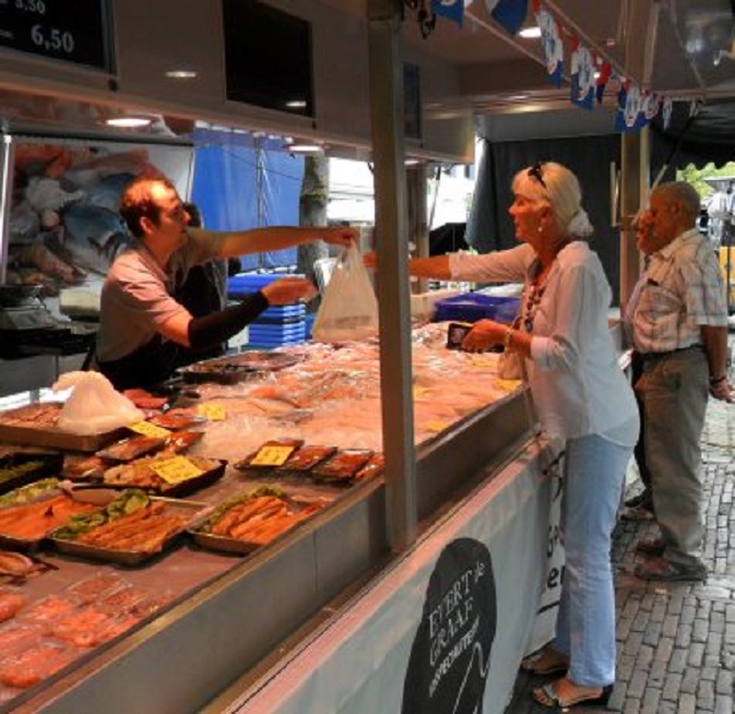Bij de viskraam op de maandagochtendmarkt
