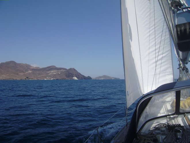 We naderen Cabo de Gata, de zuidoostelijke punt van het Iberisch schiereiland. een stuk van de onderkant van de rots is witgekalkt voor herkenbaarheid bij mist en slecht zicht