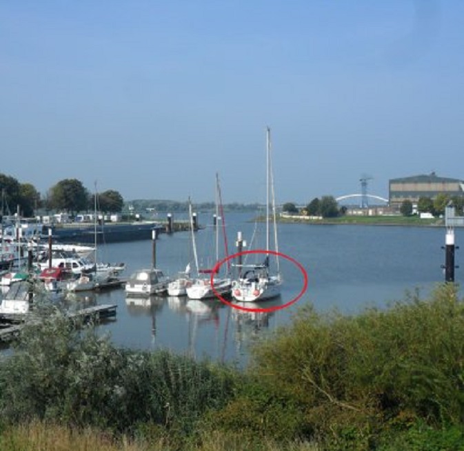 Dulce in de jachthaven van WV De Merwede, gezien vanaf de stadswal. In de verte een van de bogen van de Merwedebrug