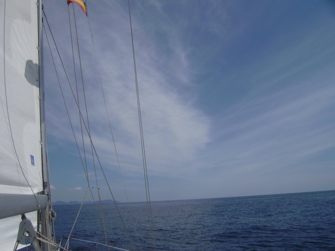 Hoge sluierbewolking boven de Baai van Cartagena. Vaak betekent het een weeromslag over een of meer dagen. Toch maar vertrokken.