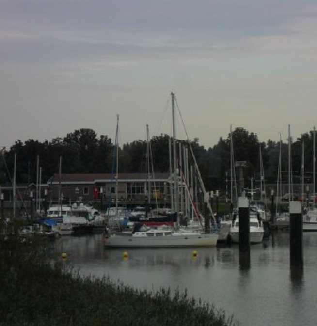 Dulce in de jachthaven vanaf de stadswal op een bewolkte ochtend