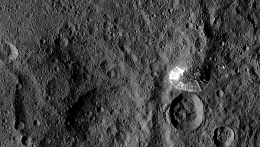 De "Lonely Mountain' op de dwergplaneet Ceres vanaf 1470 kilometer.