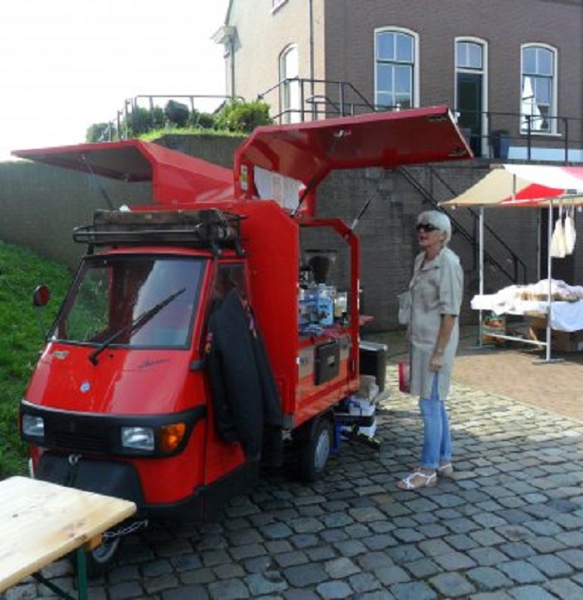 Het mobiele koffiekarretje op de sluis tijdens de Hip & Happymarket vandaag