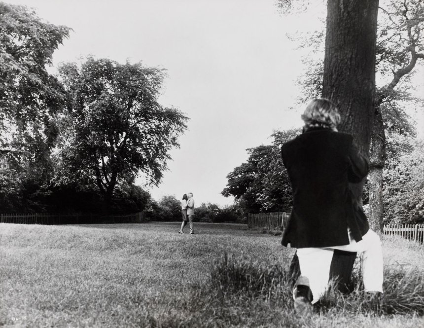 Still uit de film 'Blow-up', waarin de fotograaf in een park een liefdespaar vastlegt. Later ontdekt hij door de foto uit te vergroten, dat het om een moord ging.