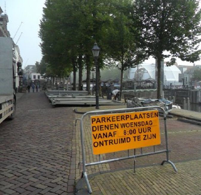 't Eind is autovrij. Onze straat is afgezet voor de opbouw van de tenten en tribunes voor het Lingehavenconcert. Rechts op de achtergrond het grote podium
