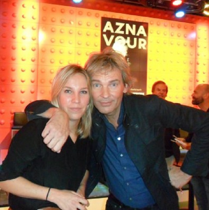 Uitgever en auteur samen bij de boekpresentatie in de studio van DWDD. Rechts boven de schouder van Van Nieuwkerk zie je nog net het hoofd van Ivo Niehe.