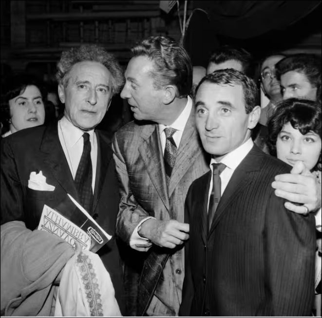 Vlnr. Cocteau, Trenet en Aznavour in Parijs, 12 december 1960. Het is de foto die Matthijs van Nieuwkerk gisteren kreeg van Ivo Niehe.