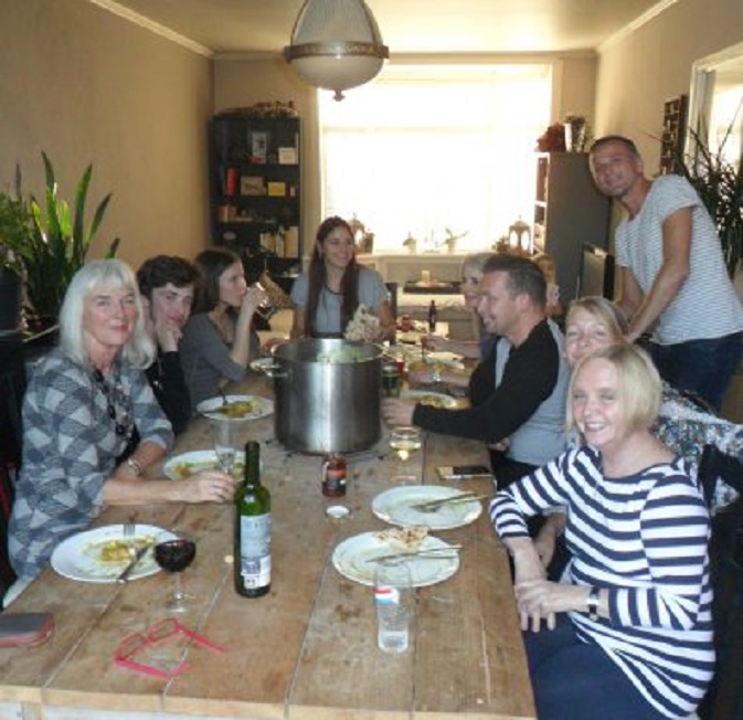 Verjaardag van Derrick. De pan met roti op de tafel. Vlnr. Ans, Jordin, Nikita, Tessa, Barbara, Michel, Derrick (staand), Nicky en haar moeder Sue.