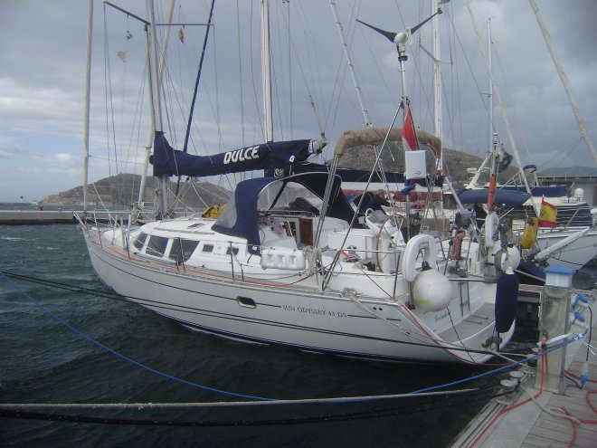Cartagena vandaag. Het stormt hier Bf 10. In de haven! Soms helt de boot zwaar over. Maar op zo´n foto zie je dat er gewoon niet aan af.