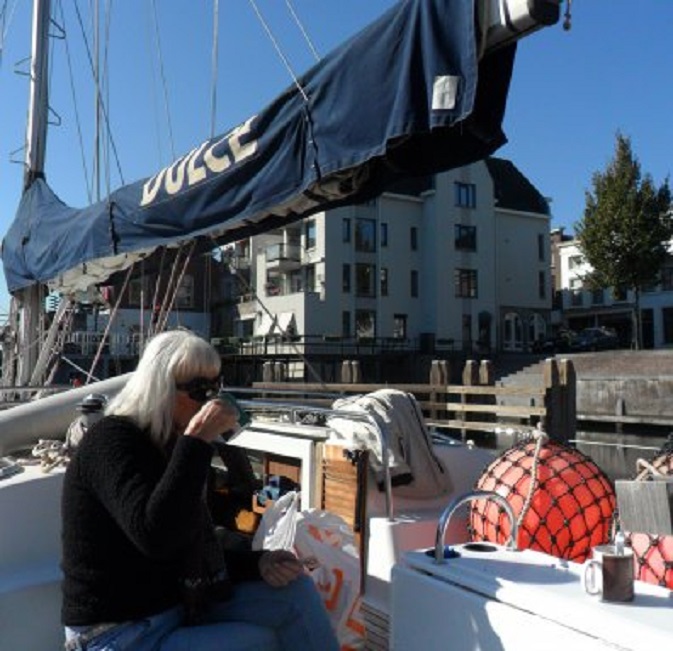 Koffie in de kuip met ons huis op de achtergrond.