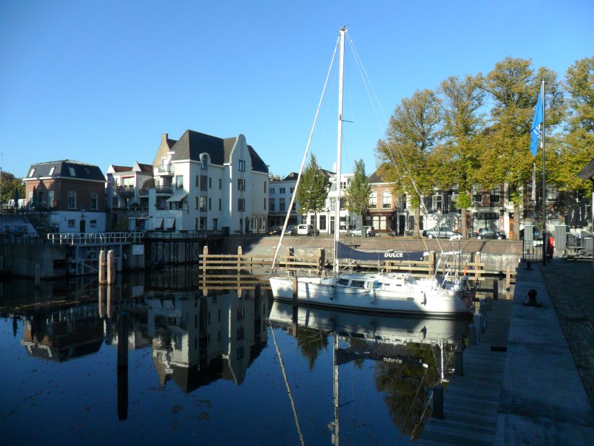 Dulce vanmorgen in de haven. De zeilen zijn eraf.