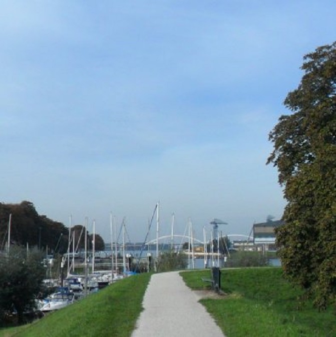 Op de wallenloop van gisteren. In de verte de masten in de jachthaven van WV De Meerwede en daarachter de Merwedebrug van de A27