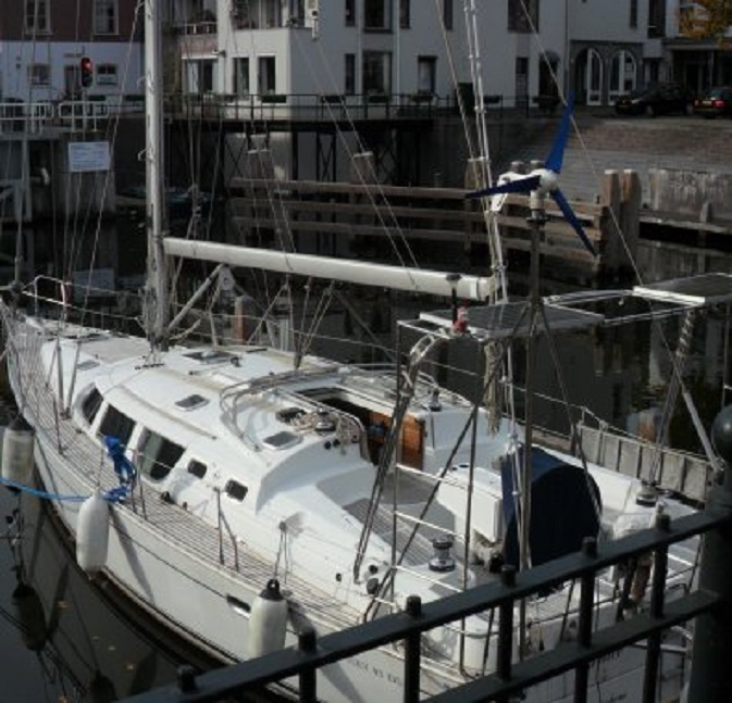 Onze Dulce eergisteren in de haven voor ons huis.