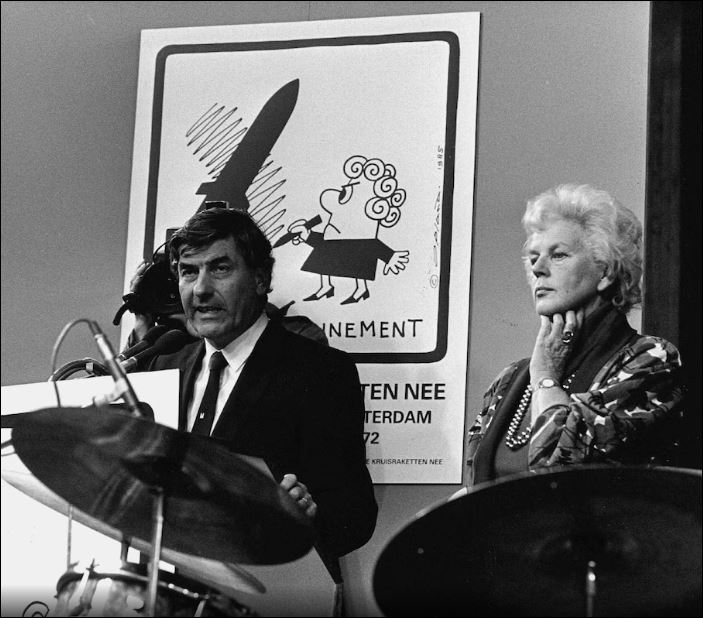 Volkspetionnement tegen de plaatsing van kruisraketten. Lubbers en Sienie Strikwerda 27 oktober 1987 (foto ANP-archief)
