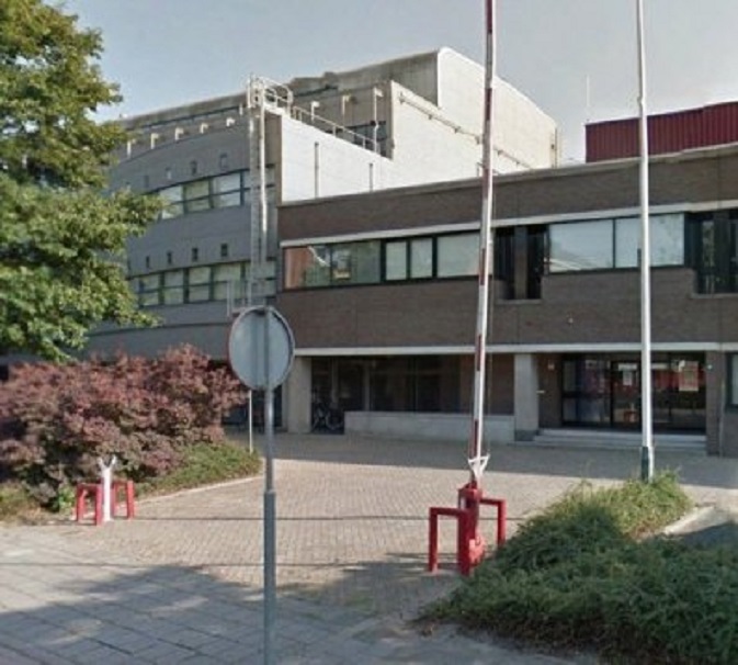 Het voormalige belastingkantoor aan de Vroedschapstraat (foto Google Streetview)