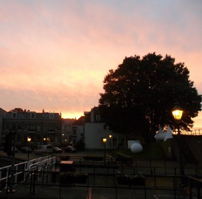 Zachtroze dageraad vanmorgen boven de Kriekenmarkt.