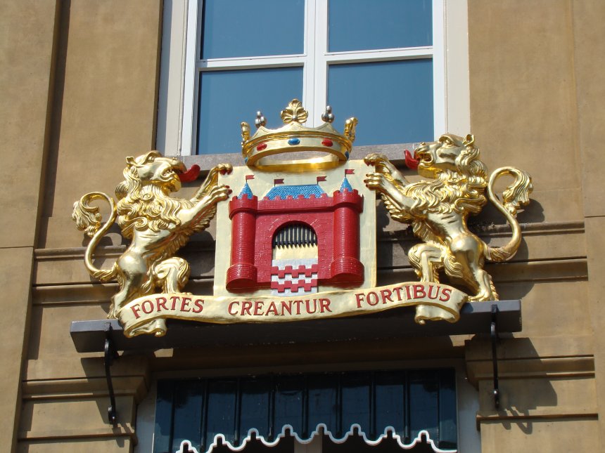 Het gemeentewapen van Gorinchem. 'Sterken scheppen sterken'.