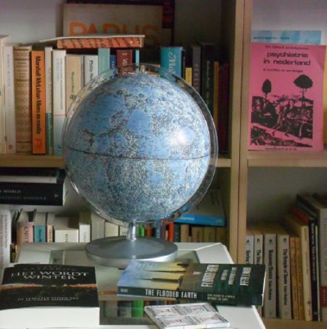 De nieuwe maanglobe op mijn leestafeltje.
