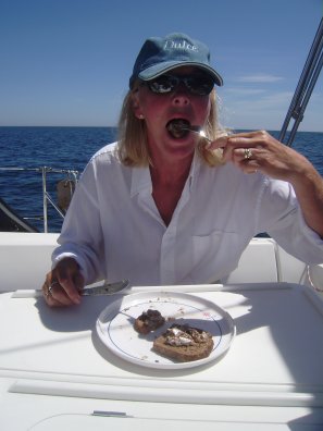 Lunch op weg naar Santa Pola. Een broodje met sardines, maar als je zo kijkt lijkt het net alsof ze een bal gehakt eet.