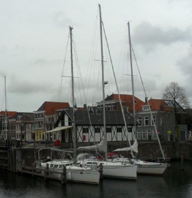 Sombere dag. De drie overwinteraars in de Lingehaven. Helemaal links zie je de mast van de vierde.