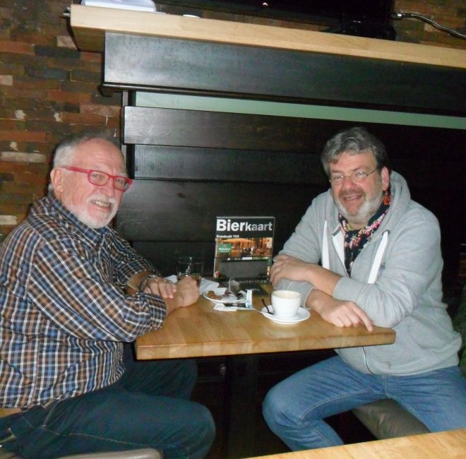 Met Jan-Willem Gerth van Uitgeverij Van Brug bij Grandcafé Tax.